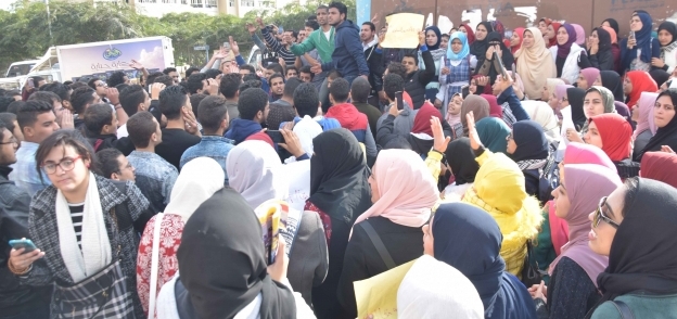 بالصور| تظاهرة لطلاب جامعة المنصورة احتجاجًا على قرار ترامب