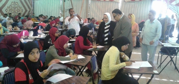 نائب جامعة الإسكندرية يتفقد سير اعمال الإمتحانات بآداب