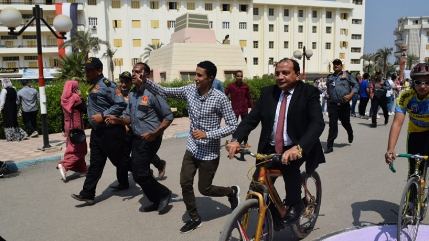 رئيس جامعة بني سويف يستقل دراجة هوائية
