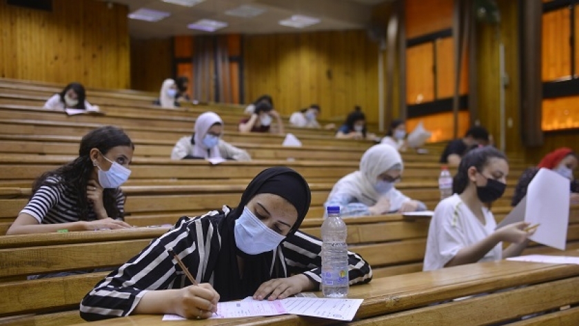 إحدى الطالبات أثناء اختبارات القدرات بجامعة القاهرة 