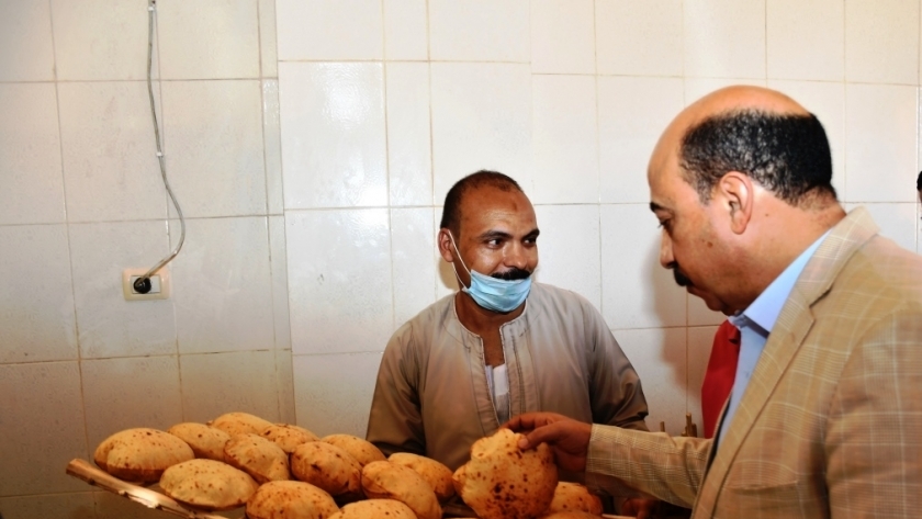 أشرف عطية يفتتح أول مخبز بلدى بمدينة أسوان الجديدة بطاقة 12,5 ألف رغيف يومياً ويتفقد المبانى الخدمية بالمدينة 