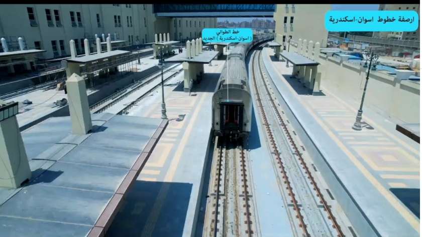 مرور القطارات بمحطة سكك حديد صعيد مصر