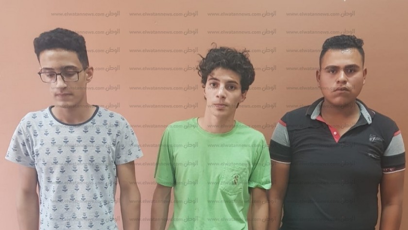 المتهمين الثلاثة بعد إلقاء القبض عليهم