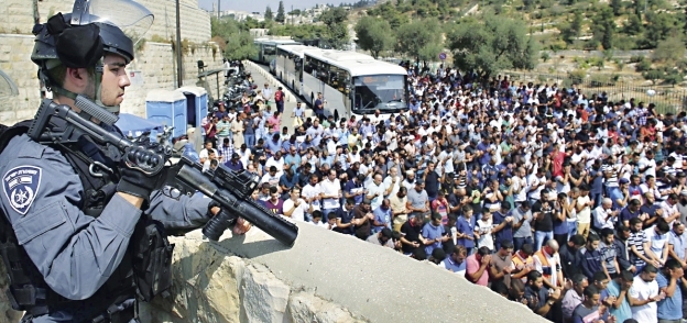 الفلسطينيون يؤدون صلاة الجمعة أمس تحت حصار قوات الاحتلال الإسرائيلى