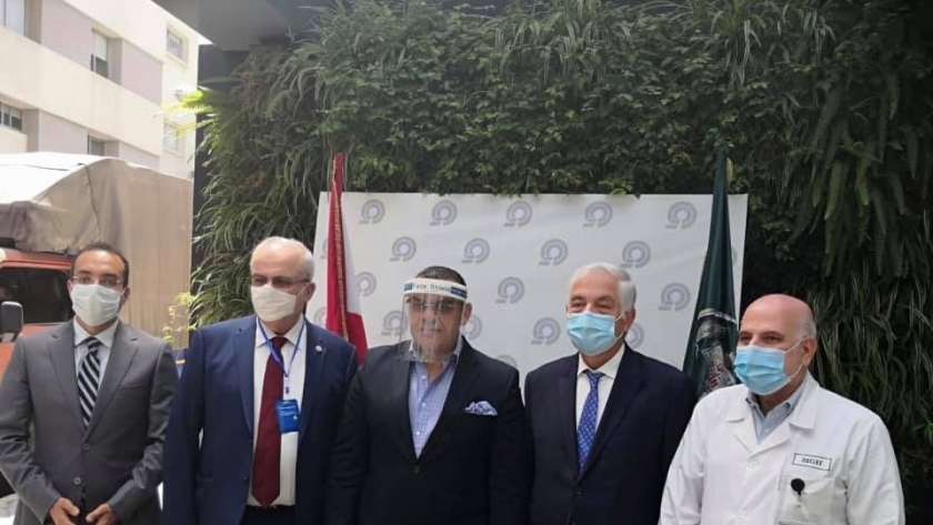 السفير المصري خلال زيارته المستشفى
