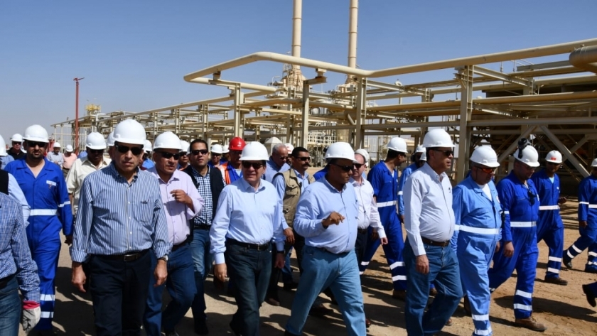 وزير البترول يتفقد موقع إنتاج بدر3 بالصحراء الغربية