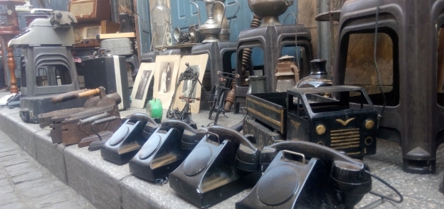 أجهزة وتحف قديمة على الرصيف فى شارع «المعز»
