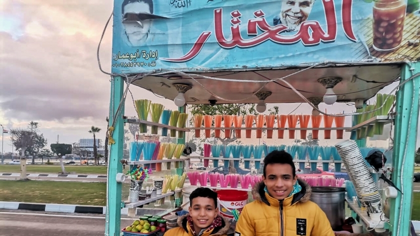 هيثم وعمار شقيقان يحاربان البرد ببيع حمص الشام