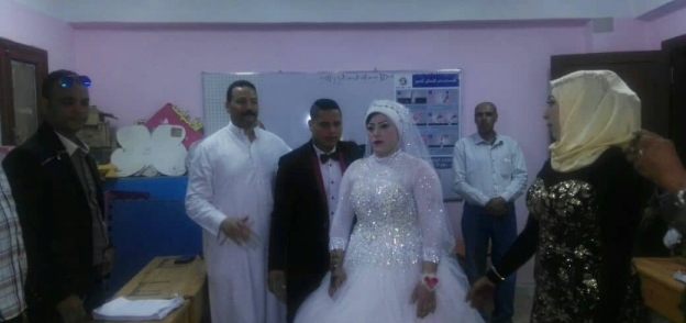 عروسان يؤخران غلق لجنة في بني سويف لإصرارهم على التصويت