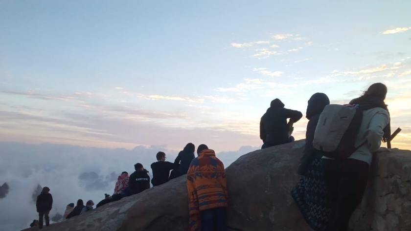 سياح فوق جبل موسي فجر اليوم وسط أجواء شتوية باردة
