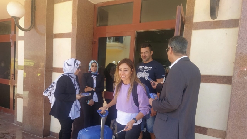 السياح الطليان خلال استقبالهم في مطار مطروح الدولي