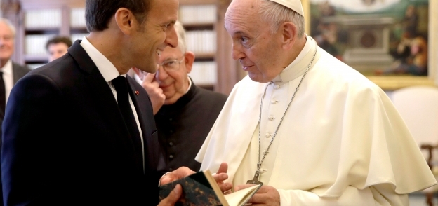 البابا فرنسيس استقبل ماكرون في لقاء مدته غير مسبوقة