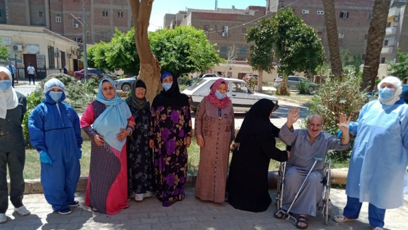 عدد من المتعافين يغادرون مستشفى حميات بنى سويف
