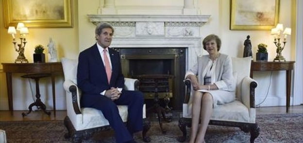 بالصور| كيري في لندن يلتقي رئيسة الحكومة ووزير الخارجية