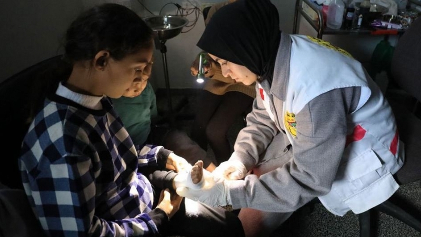 تضميد قدم طفل في مستشفى بغزة
