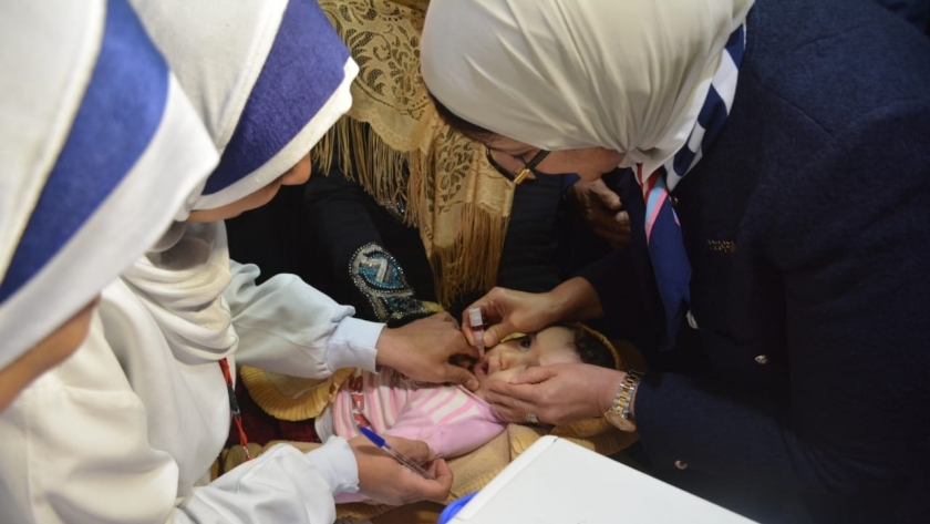 وزيرة الصحة تقوم بتطعيم أحد الأطفال بالأسمرات