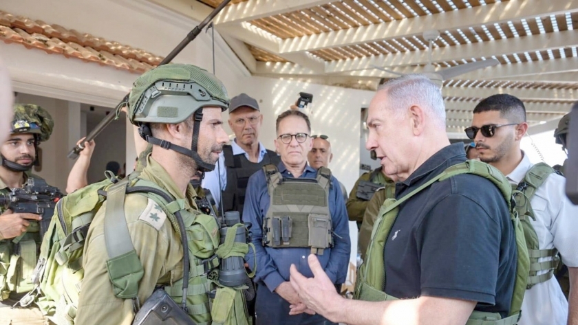 «نتنياهو» مع الجنود المشاركين فى العدوان على الأشقاء فى غزة