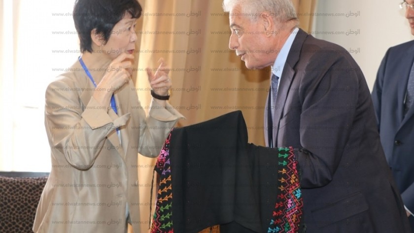 اهداء الشال البدوى لنائب وزير الاتصالات الياباني