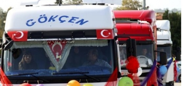 بالصور| حفل زفاف غريب من نوعه على متن الشاحنات في تركيا