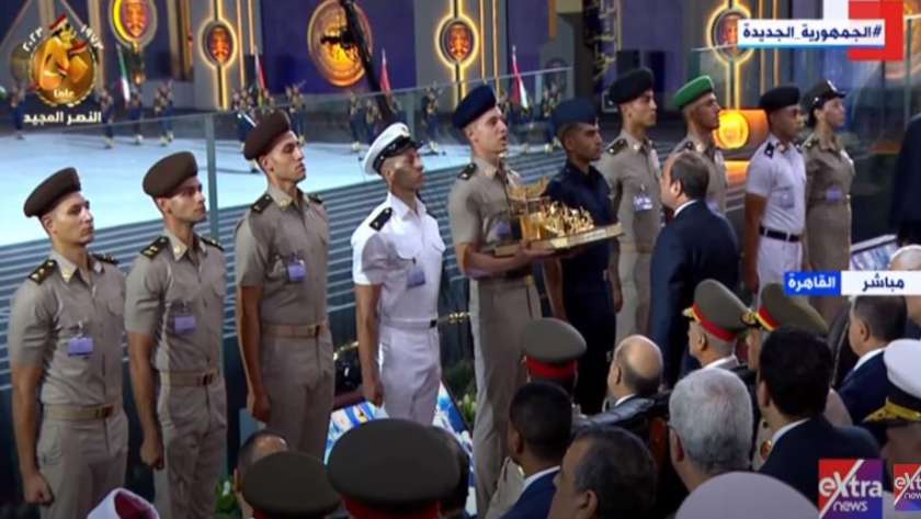 تقديم درع الكلية العسكرية للرئيس السيسي