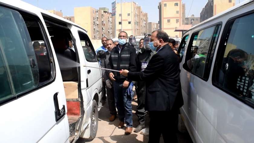 رئيس جامعة بنى سويف يشارك في تعقيم السيارات الأجرة بالمواقف