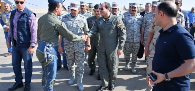 بالصور| السيسي يتفقد إحدى القواعد الجوية ومشروع مستقبل مصر