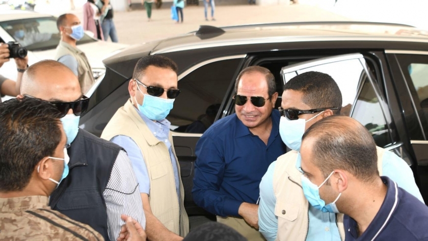 الرئيس عبد الفتاح السيسي في جولة تفقدية لأعمال تطوير عدد من المحاور والطرق الجديدة بمنطقة شرق القاهرة
