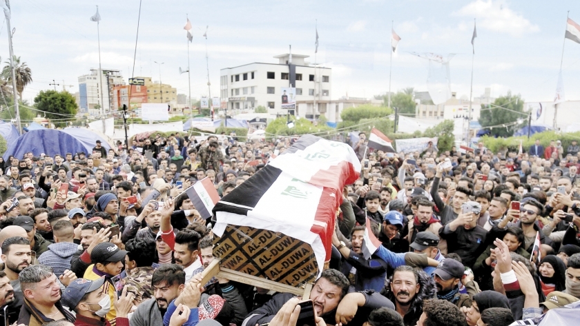 عراقيون أثناء تشييع جثمان أحد قتلى المظاهرات