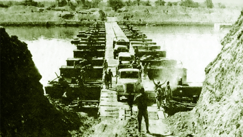 جنودنا البواسل أثناء عبور قناة السويس