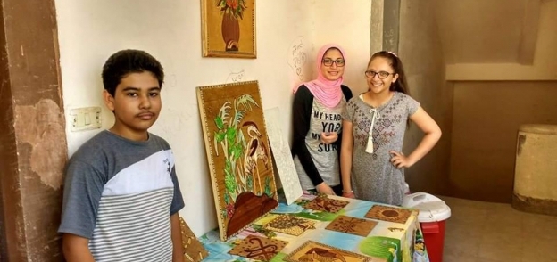 باستخدام خامات البيئة وتدويرها طلاب يصممون لوحات فنية بالإسكندرية