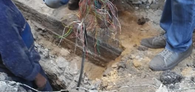 متابعة أعمال تجديد خطوط التليفون الأرضي بحي الجمرك بالإسكندرية