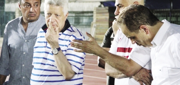 مرتضى منصور خلال حضوره مراناً سابقاً للفريق مع حسام حسن
