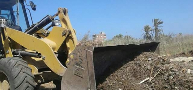 إزالة التعديات على الأرض الزراعية بمدينة عزبة البرج