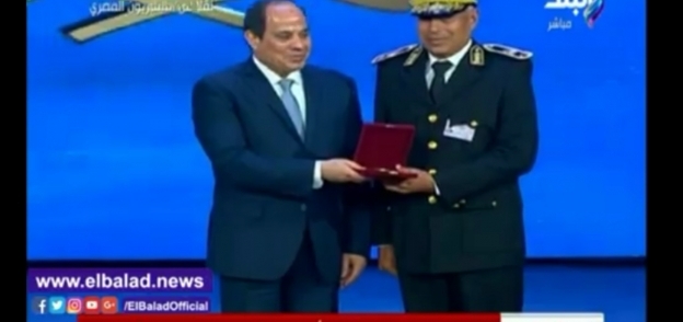 الرئيس يكرم اللواء عادل أنور احد ضباط مديرية أمن الإسماعيلية