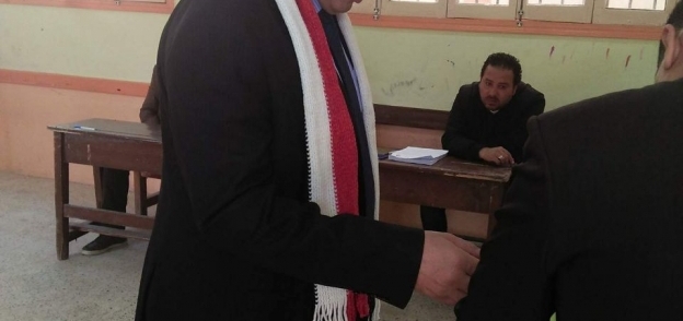 رئيس مركز ومدينة كفر البطيخ يدلي بصوته بعد تغيير موطنه الانتخابي