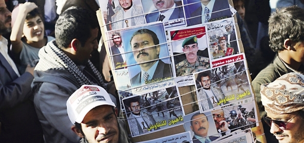 يمنيون يحملون صورة «صالح» «أ. ف. ب»