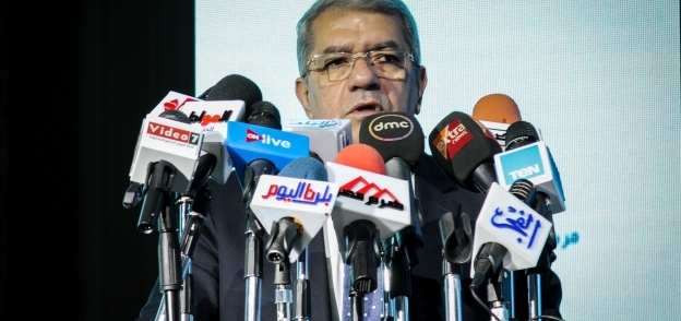 عمرو الجارحى وزير المالية - أرشيفية