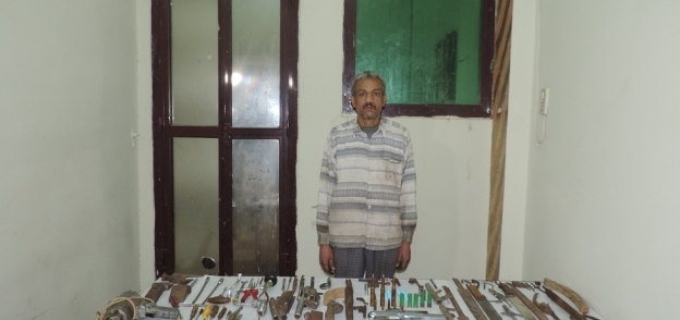 بالصور| ضبط سمكري يدير منزله ورشة تصنيع أسلحة بالفيوم
