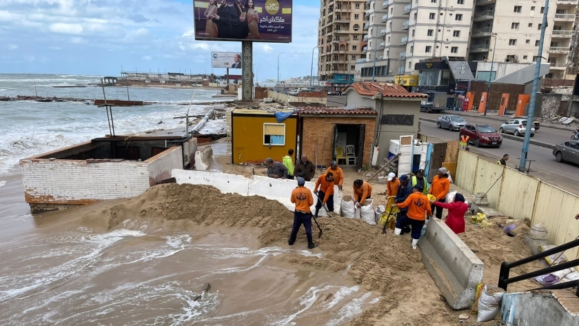 حواجز رملية لمواجهة ارتفاع الأمواج في الإسكندرية