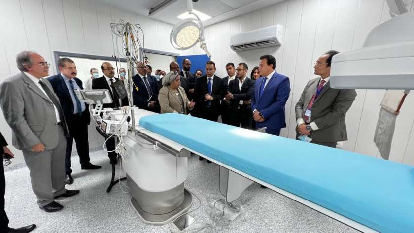 «عبدالغفار» يتابع حالة أول مريض بوحدة قسطرة القلب في مستشفى العلمين