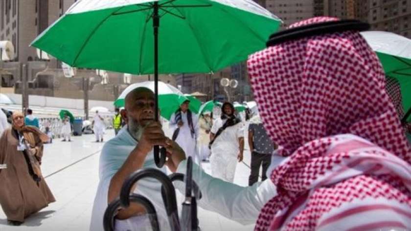 توزيع 12 ألف مظلة و3 آلاف سجادة على قاصدي المسجد الحرام