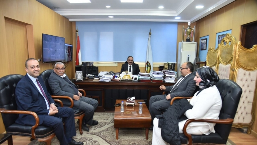 لقاء سكرتير عام محافظة مطروح مع رئيس شركة بتروجاس