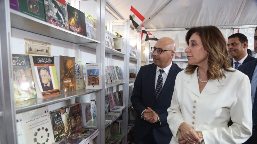 الدكتورة نيفين الكيلاني وزيرة الثقافة في معرض الاوبرا