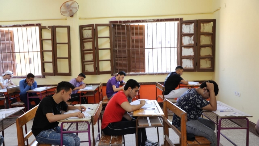 الطلاب أثناء تأدية الإمتحان