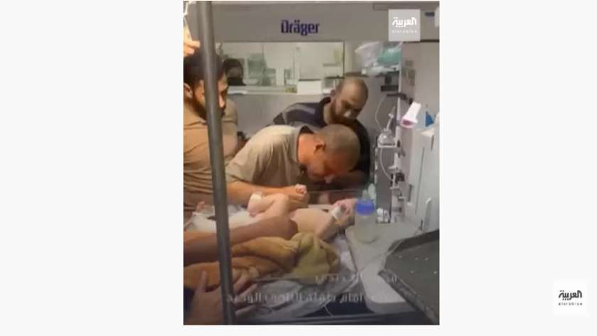 محمد الحديدي يحضتن طفله الرضيع