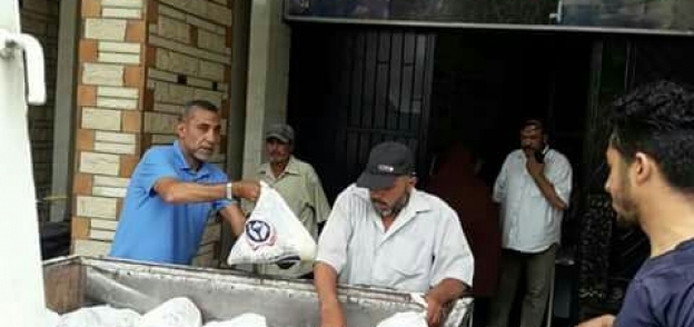 بنك الطعام الدمياطى يوزع المواد الغذائية على عمال النظافة