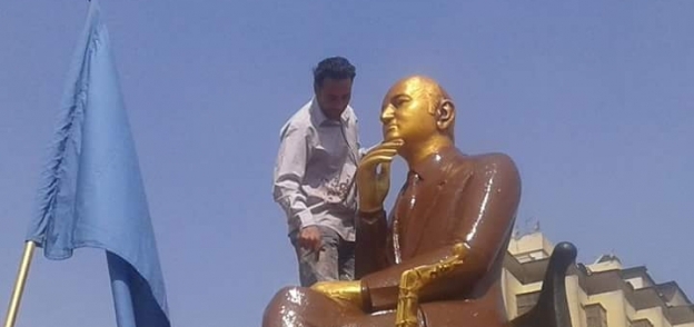 نشطاء يسخرون من تجديد تمثال عبدالوهاب