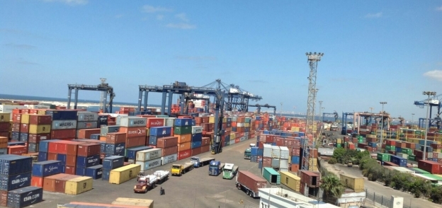 نشاط في حركة السفن والشاحنات والبضائع بميناء الاسكندرية