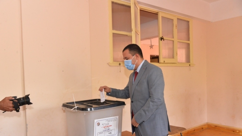 نائب رئيس جامعة أسيوط يدلى بصوته في انتخابات الشيوخ بمدرسة الفاروق للغات