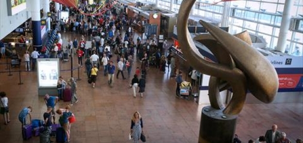 بالصور| تجمع الركاب في مطار بروكسل إثر إلغاء الرحلات بعد الانفجارين